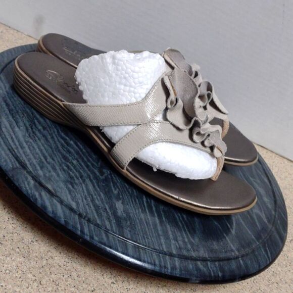 Clarks Sandals Size 8.5  - Picture 1 of 4